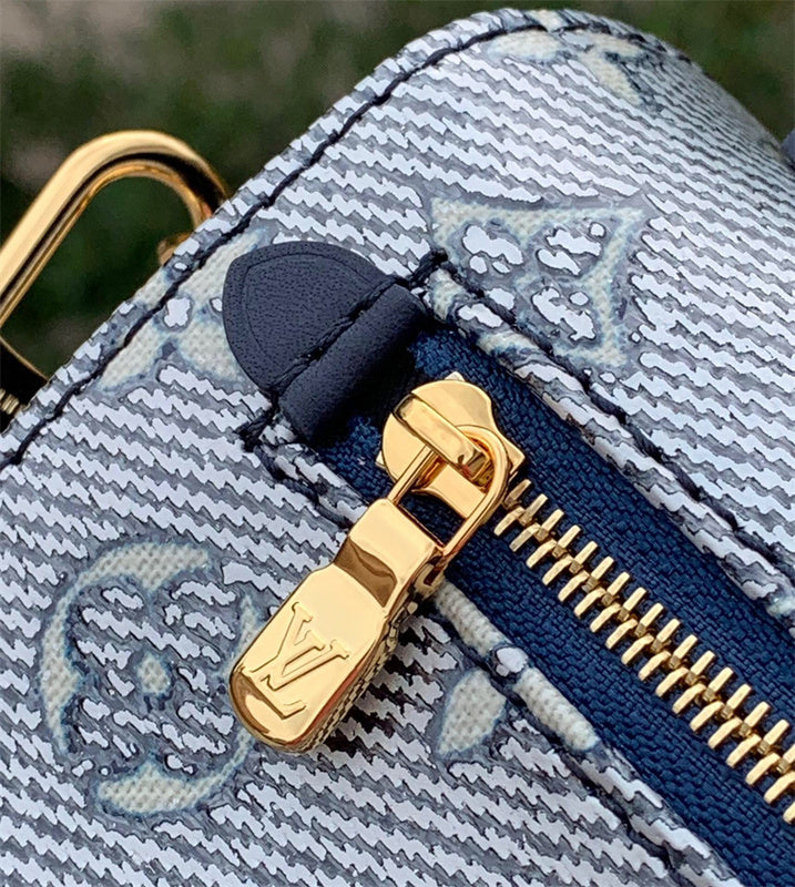  shoulder bag close-up of hardware and finish