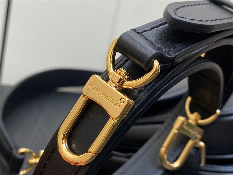  minimalist everyday bag styled with outfit 12