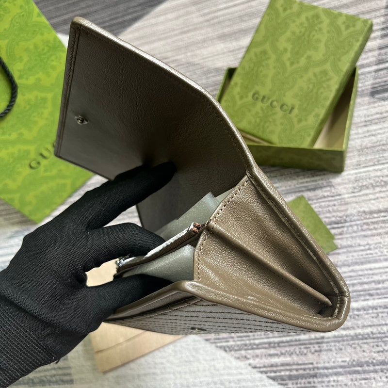 Side profile of polished classic women's handbag – women's designer-style accessory