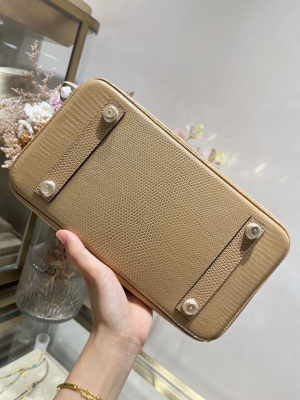  structured bag interior and compartment view 9