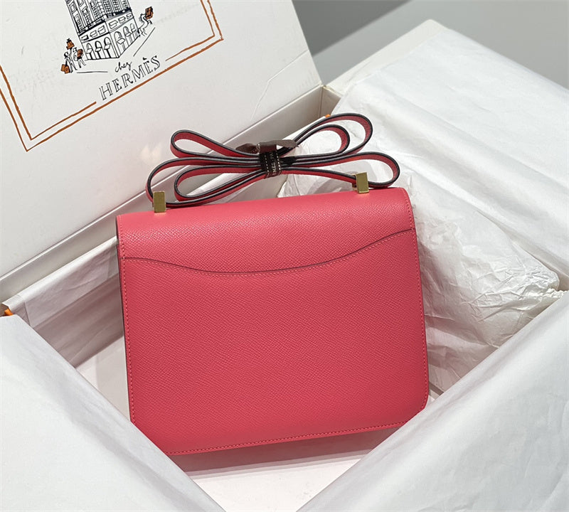 Side view of streamlined structured handbag
