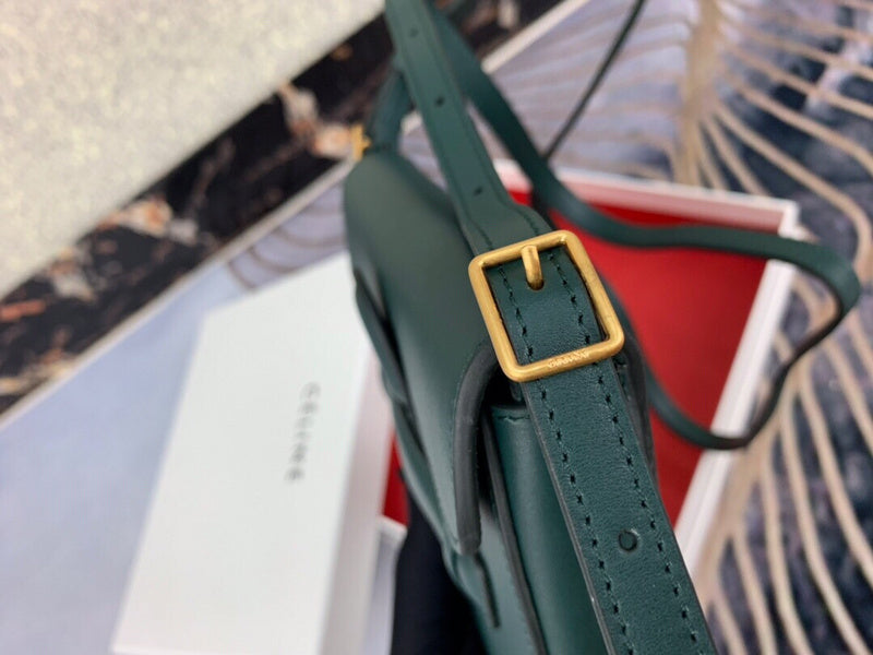 Handle and strap detail of sleek statement women's handbag – women's premium purse