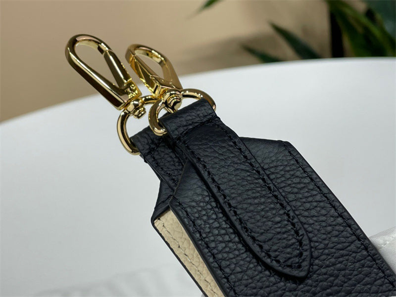  shoulder bag interior and compartment view