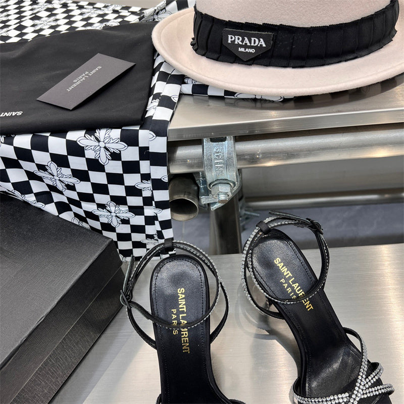 Three-quarter angle view of Saint Laurent luxury piece style No.090