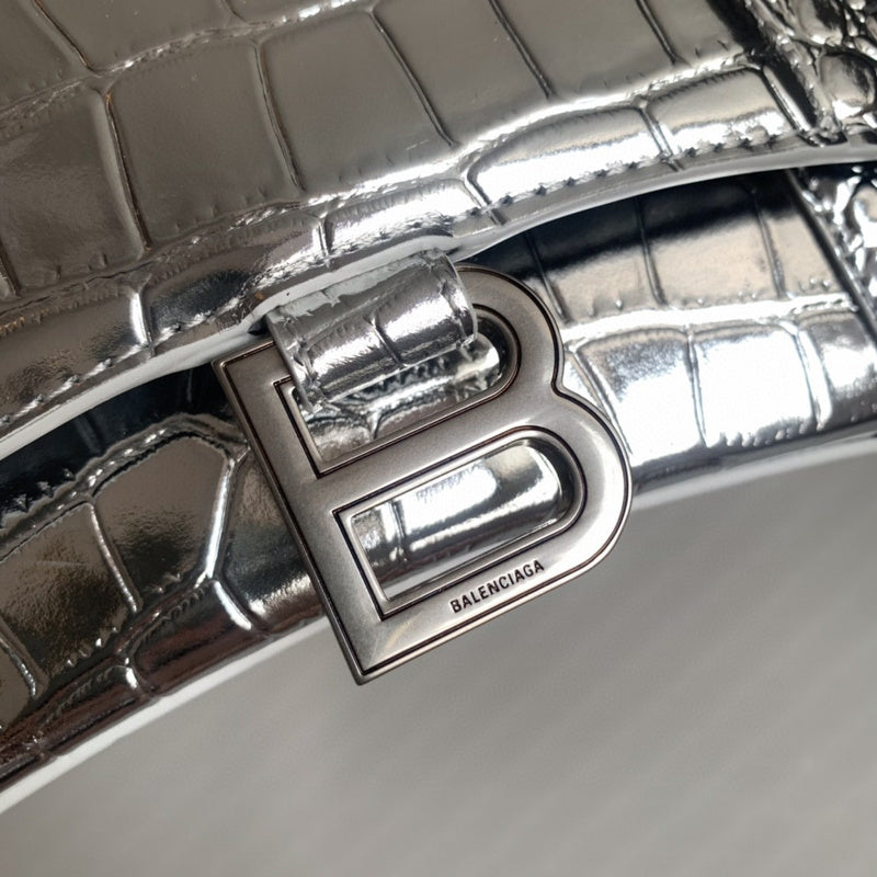 Zivas Charm Signature Style Statement Handbag (Modern Wardrobe Staple) – Close-Up Detail