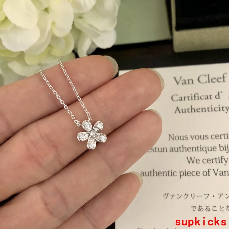 Side view of Van Cleef & Arpels unisex jewelry piece