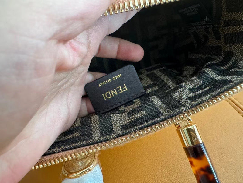 Ziva's Charm handbag – detail view (20.5cm*12cm*9cm)
