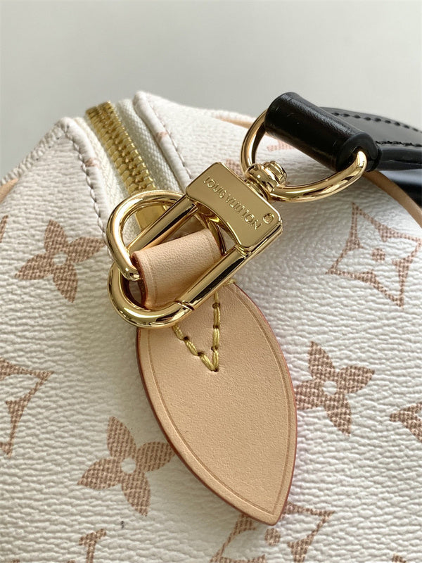  shopper bag interior and compartment view 9