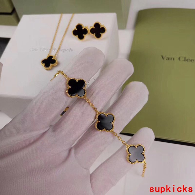 Full view of Van Cleef & Arpels unisex jewelry piece