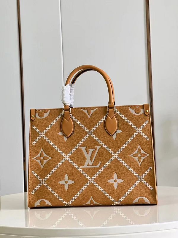 Handle and strap detail of sleek everyday-luxe women's handbag – women's statement bag