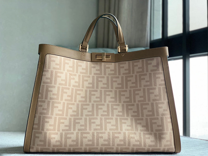 Ziva's Charm handbag – detail view (41cm*16cm*30cm)