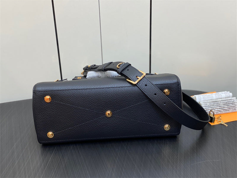  tote bag interior and compartment view 27