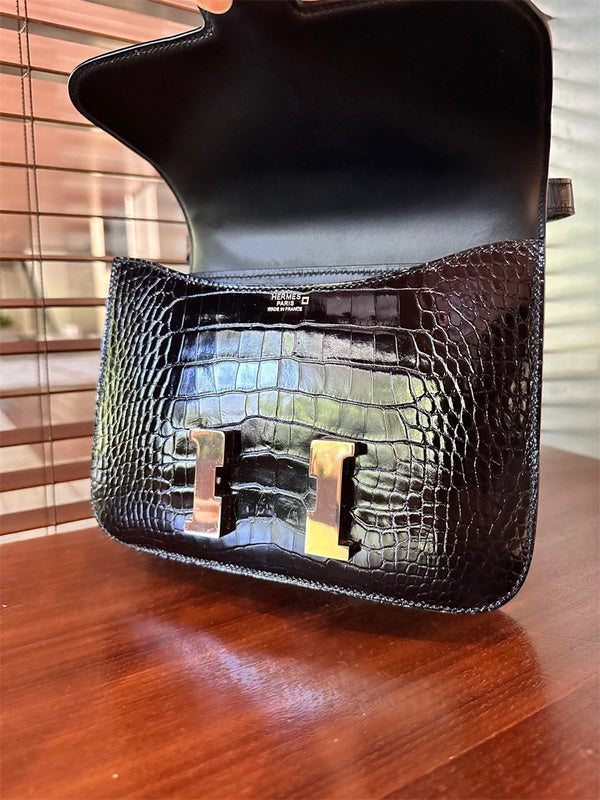  Everyday tote bag carried on shoulder 10