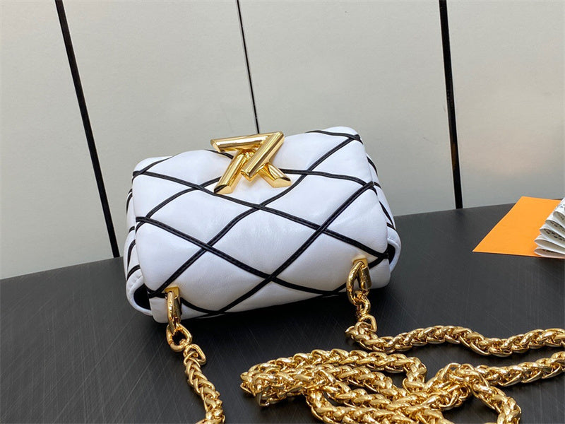  signature tote bag styled with outfit 12
