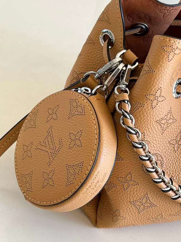 Handle and strap detail of signature everyday-luxe women's handbag – women's premium purse