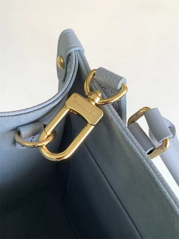  Elegant tote bag front view 7
