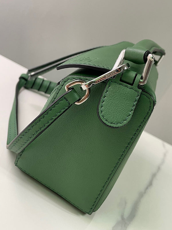 Ziva's Charm handbag – detail view (12.5cm*18cm*8cm)