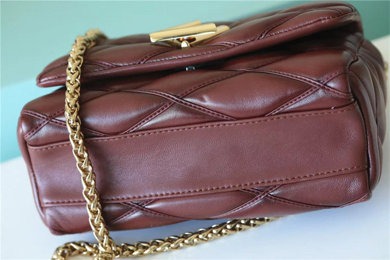  Elegant carryall bag front view 19
