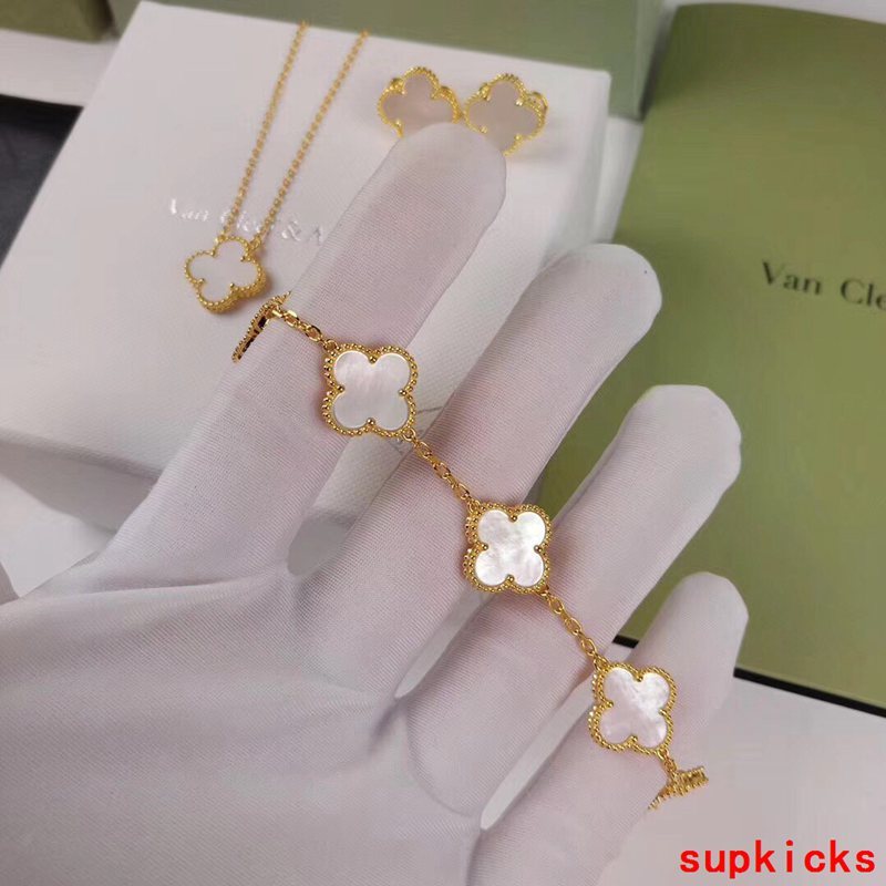 Angled view of Van Cleef & Arpels unisex jewelry piece