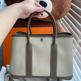  Graceful tote bag carried on shoulder