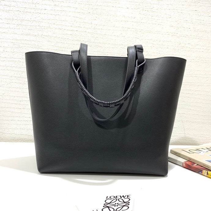 Ziva's Charm handbag – front view (29cm*25cm*14cm)