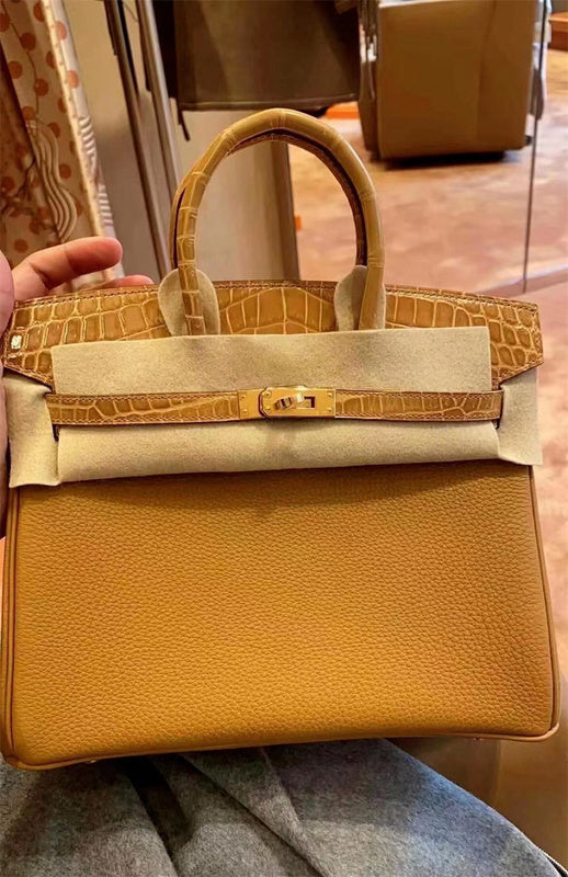  Effortless handbag front view