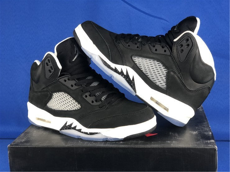 Nike Men's & Women's Designer Lifestyle Shoes — Style 140 angle view