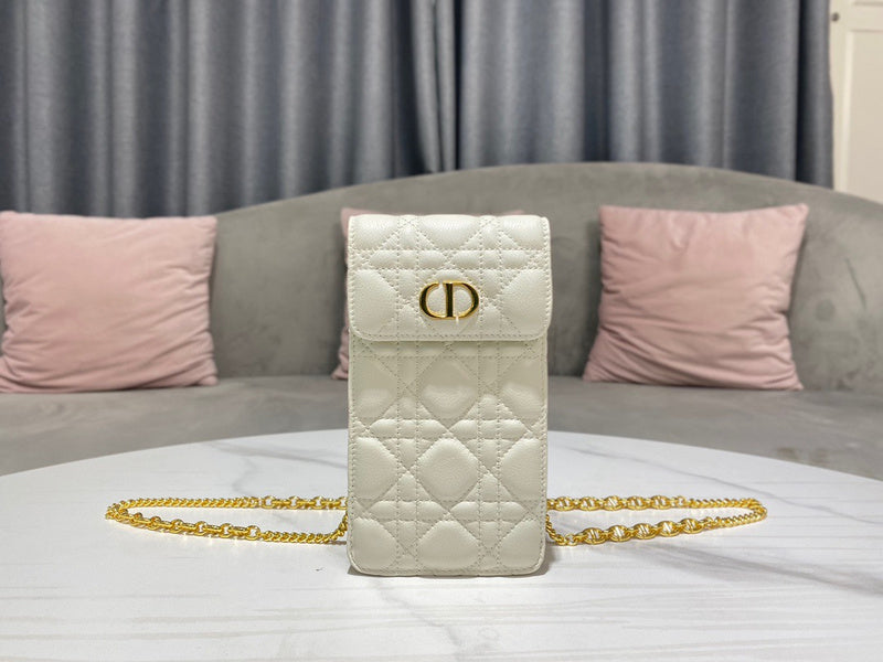 Handle and strap detail of chic refined women's handbag – women's luxury accessory