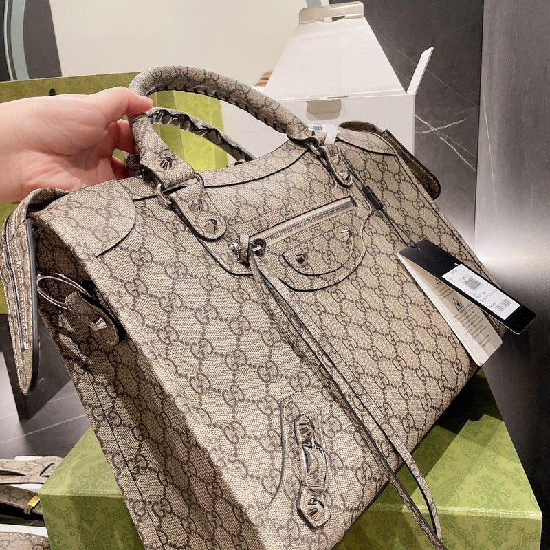 Ziva's Charm handbag – detail view (one versatile size)