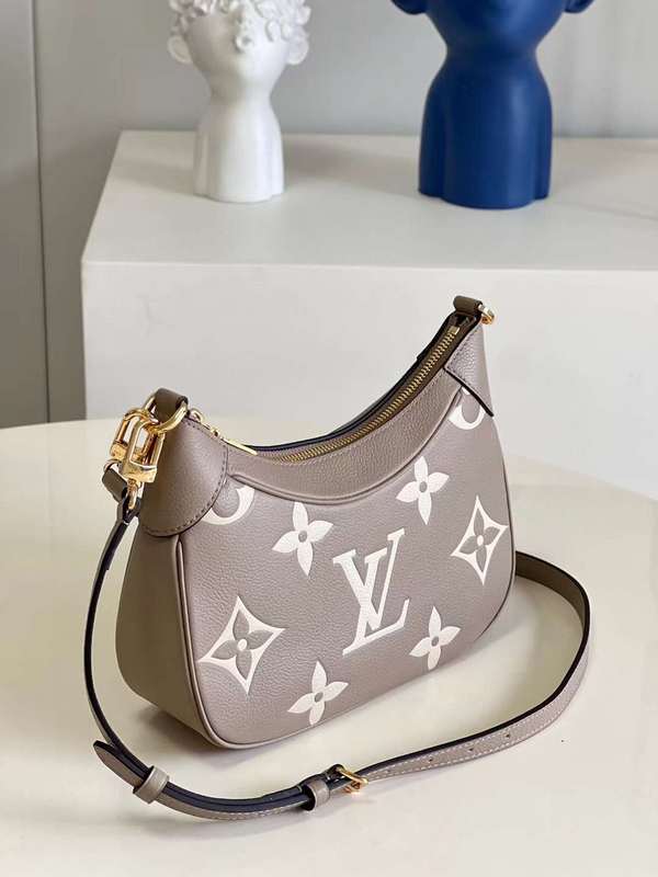 Handle and strap detail of statement refined women's handbag – women's premium purse