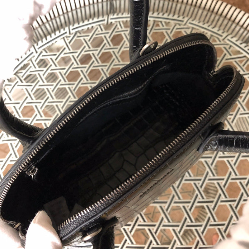 Zivas Charm Refined Everyday Style Statement Handbag (Elevated Accessory Essential) – Close-Up Detail