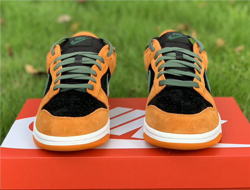 Nike Men's & Women's Premium Low-Top Trainers — Style 061 angle view