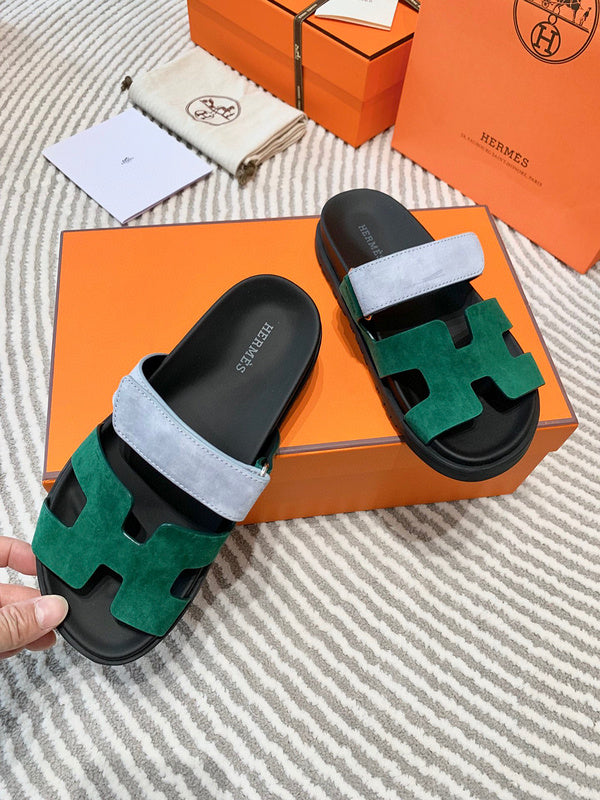 Hermès Red Flat Thong Sandals - Heel Detail View