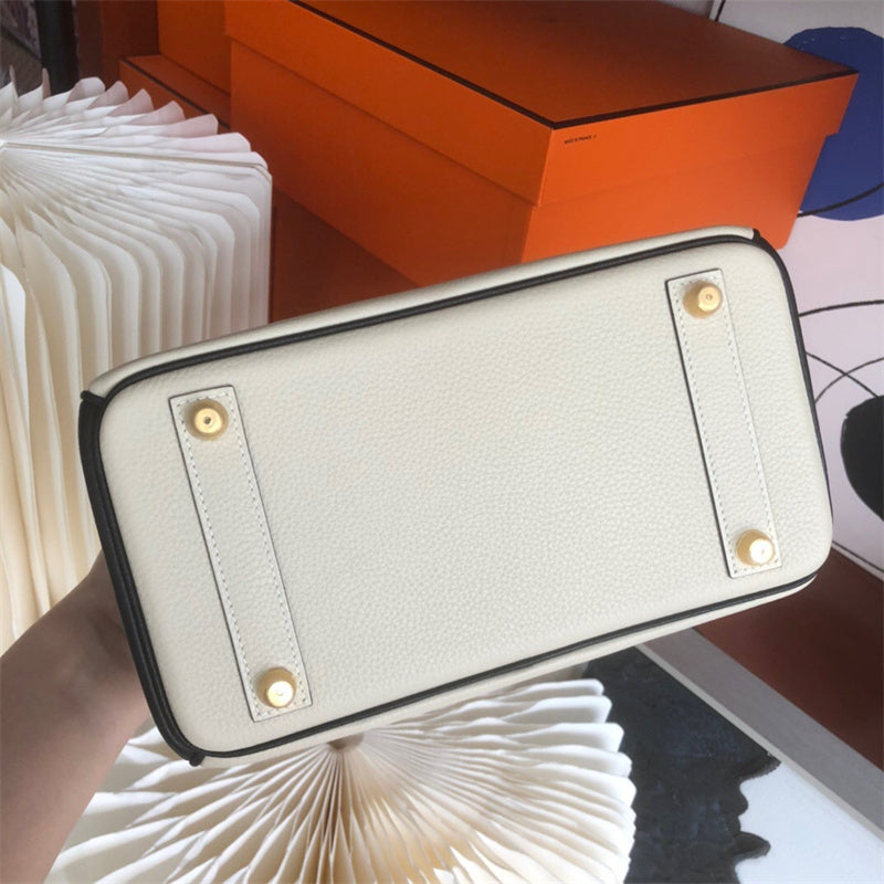 Fluid handbag styled for everyday wear