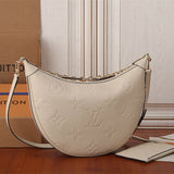  streamlined carryall bag styled with outfit 12