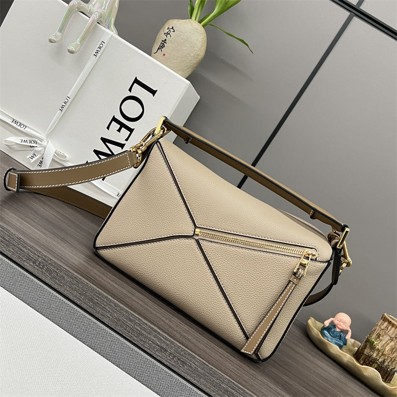  Essential shoulder bag front view 19