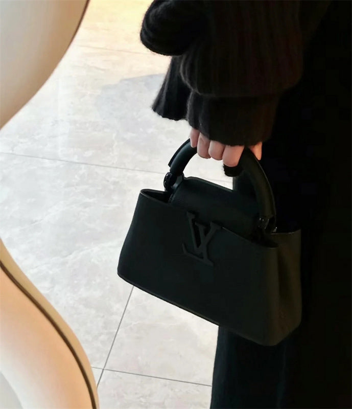  Versatile shoulder bag front view 19