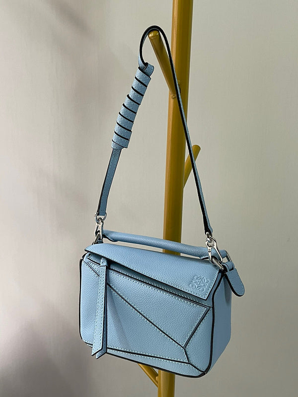 Ziva's Charm handbag – back view (12.5cm*18cm*8cm)