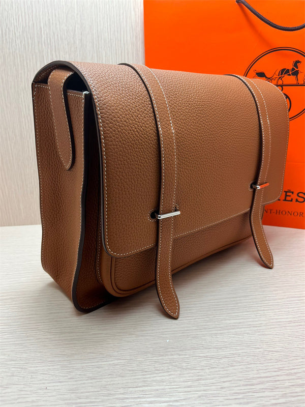  Elegant handbag carried on shoulder