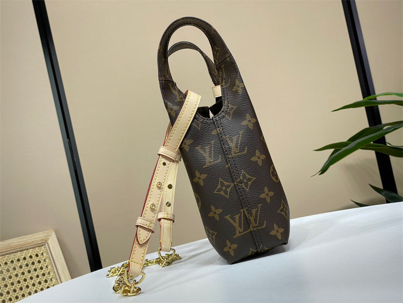 Minimalist tote bag carried on shoulder