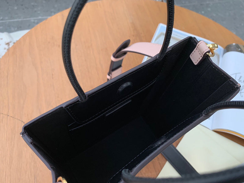 Ziva's Charm handbag – detail view (26cm*19cm*8cm)