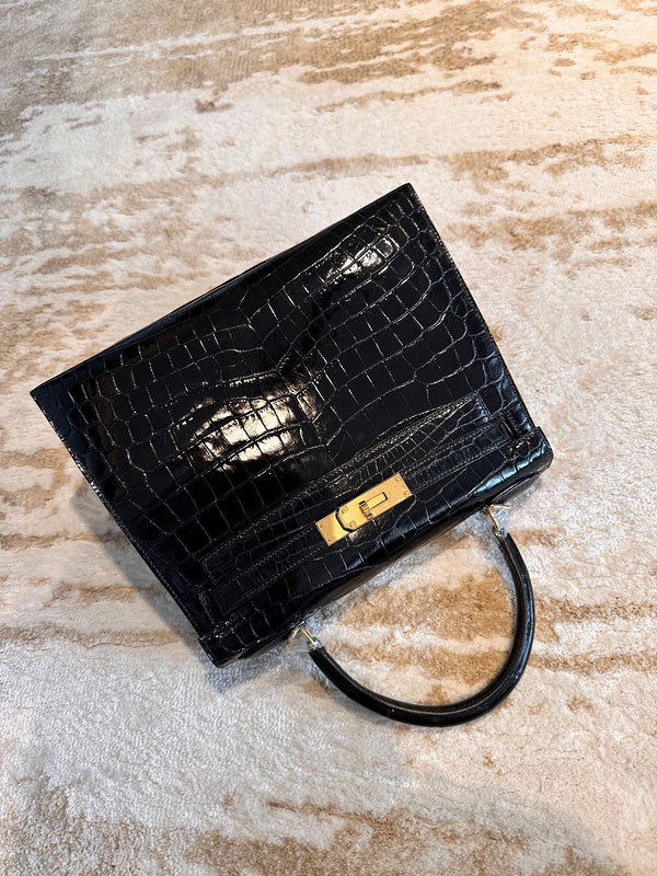  streamlined carryall bag styled with outfit