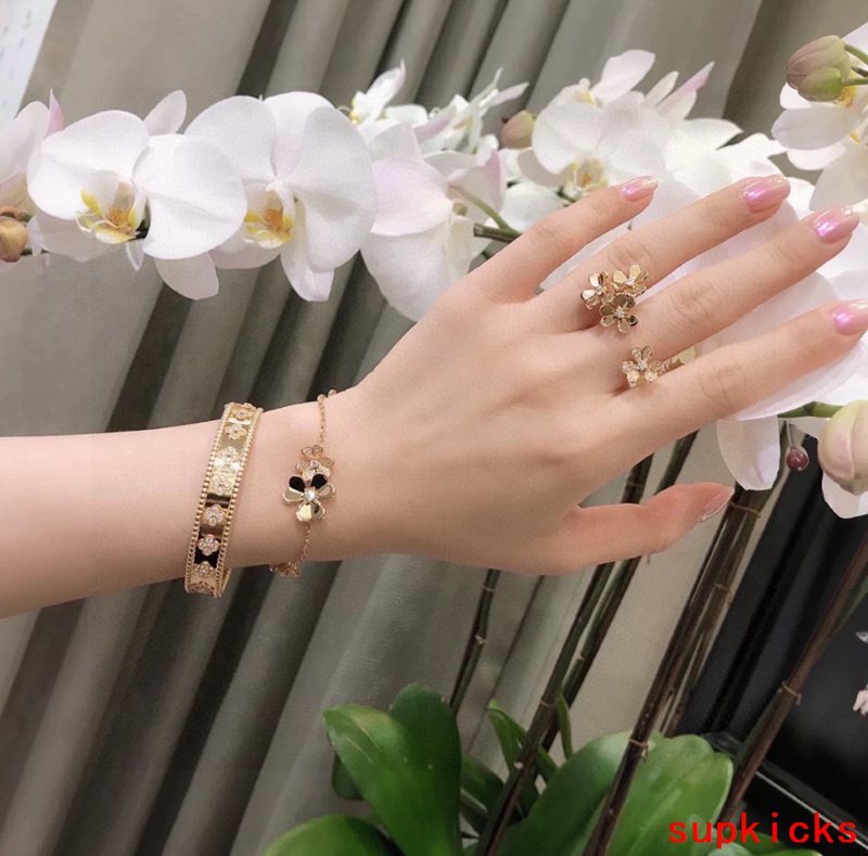Close-up detail view of Van Cleef & Arpels unisex jewelry piece