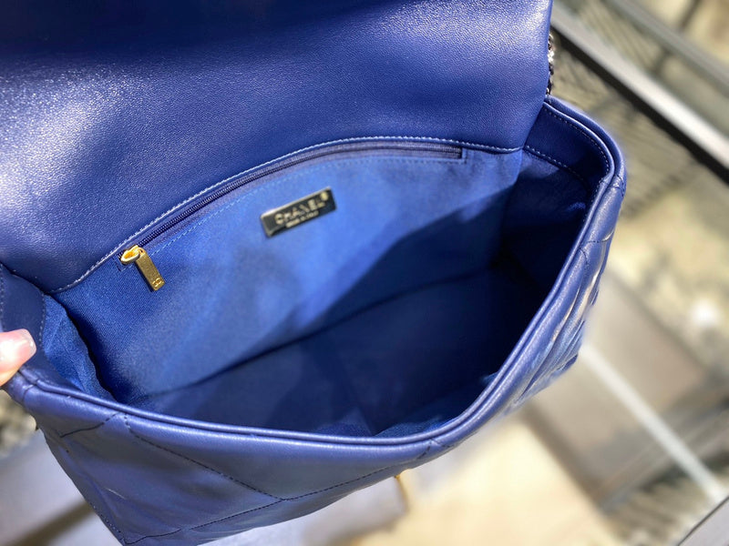 Zivas Charm Chic Craftsmanship Designer Handbag (Timeless Wardrobe Addition) – Detail View