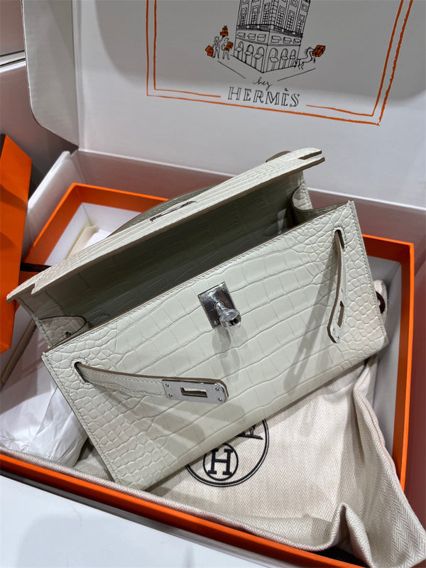  tote bag interior and compartment view 15
