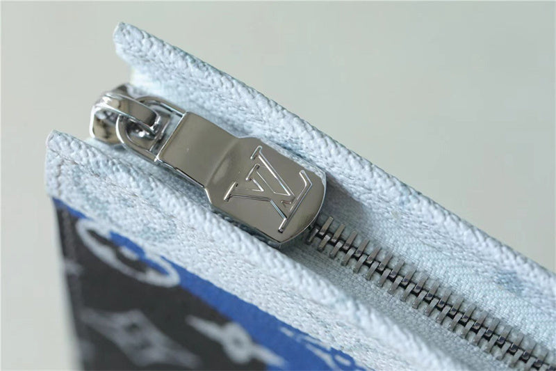  Clean-Lined shoulder bag carried on shoulder