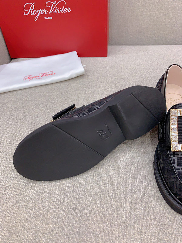 Three-quarter angle view of Roger Vivier luxury piece style No.092