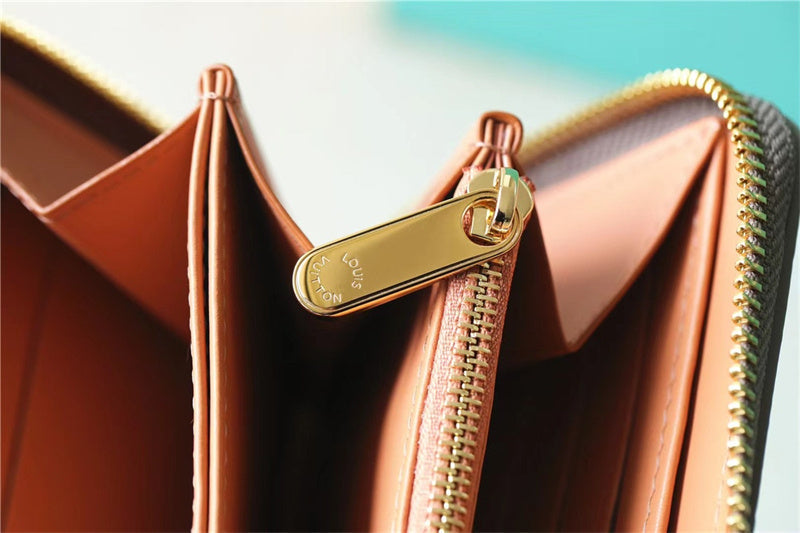  Sophisticated carryall bag front view 7
