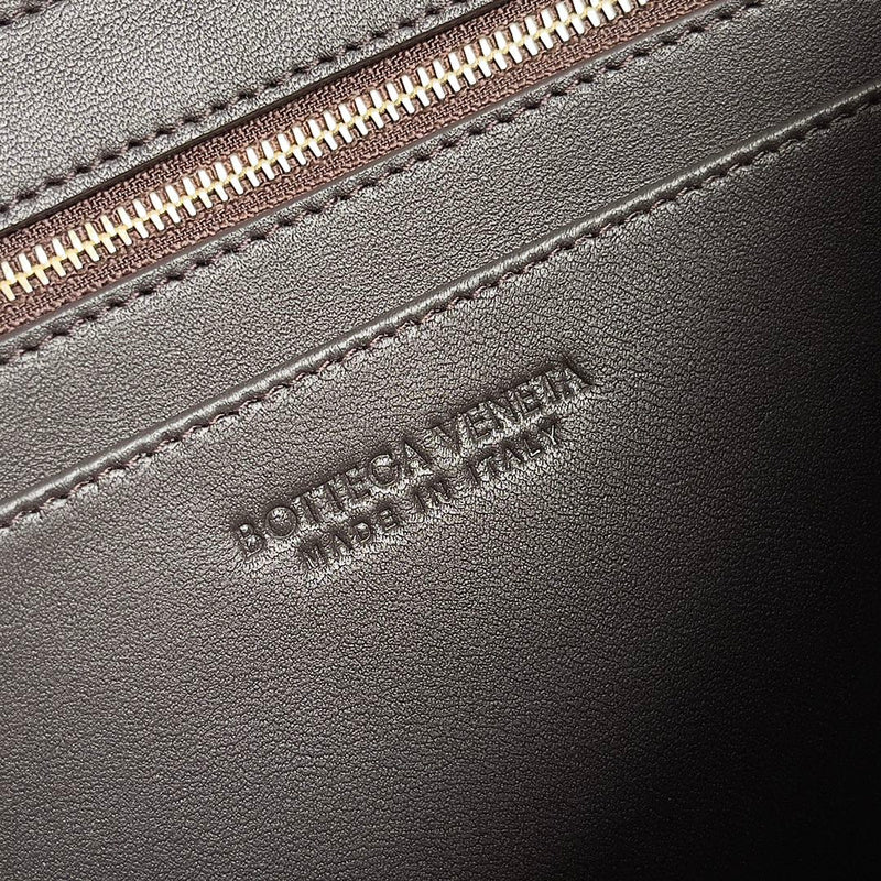 Sleek Vegan Leather Handbag - Chic Everyday Appeal | Women's Luxury Handbag #1578 - close-up detail shot (image 3) of designer-inspired handbag