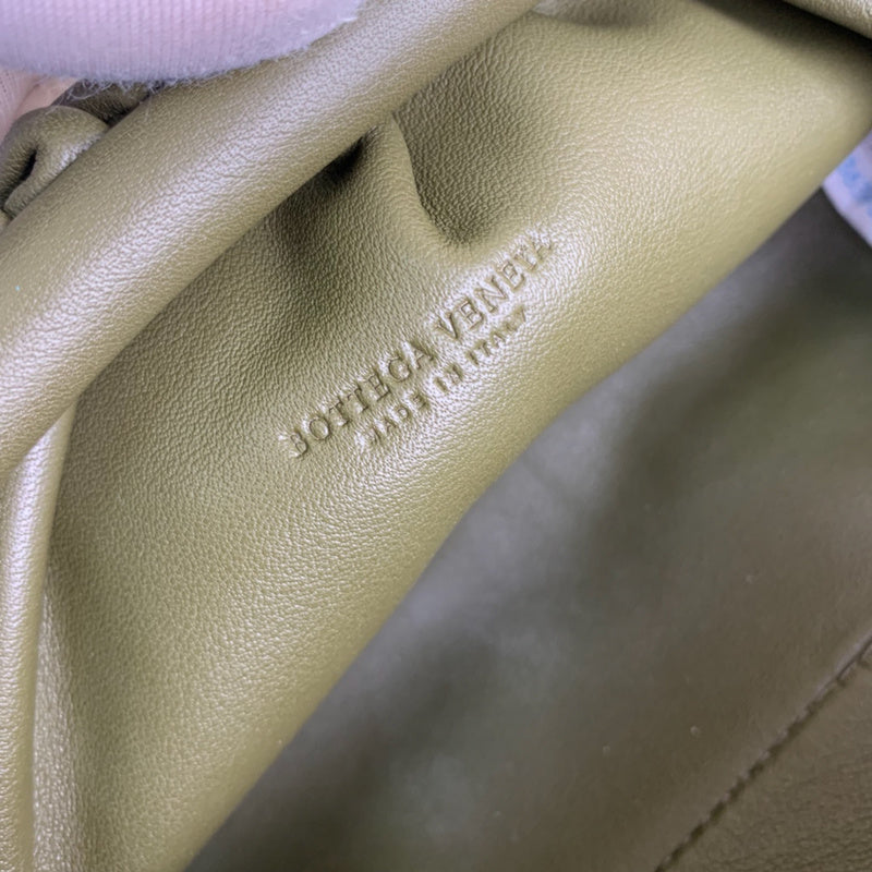 Structured Faux Leather Handbag - Chic Everyday Appeal | Women's Luxury Handbag #1737 - hardware and detail close-up (image 5) of designer-inspired handbag